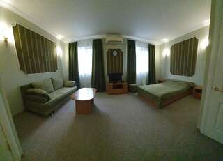 Мини-отель База отдыха ШАЛЕ Святогорск Улучшенный номер с кроватью размера «king-size»-6